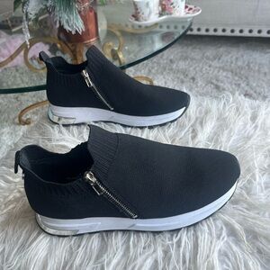 Steve Madden Black Athletic Side Zip Shoes with Silver Accents sz 8